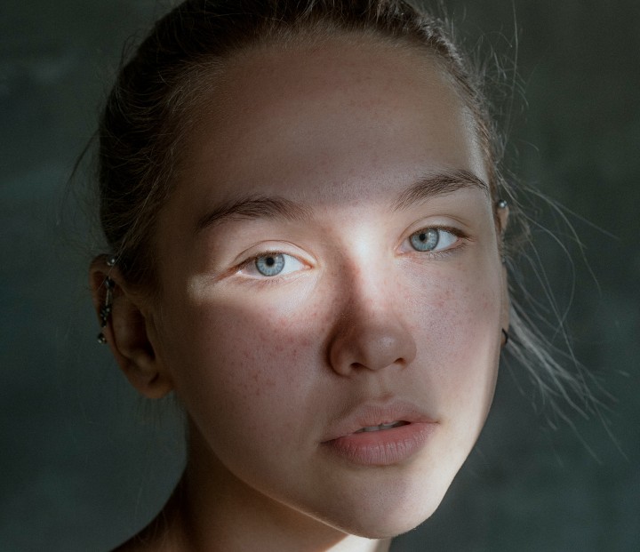 Portret van een vrouw waarbij er licht valt op de ogen